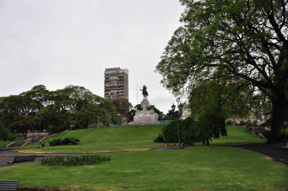 Caminhando na praça Justo Jose de Urquiza, em Buenos Aires, na Argentina